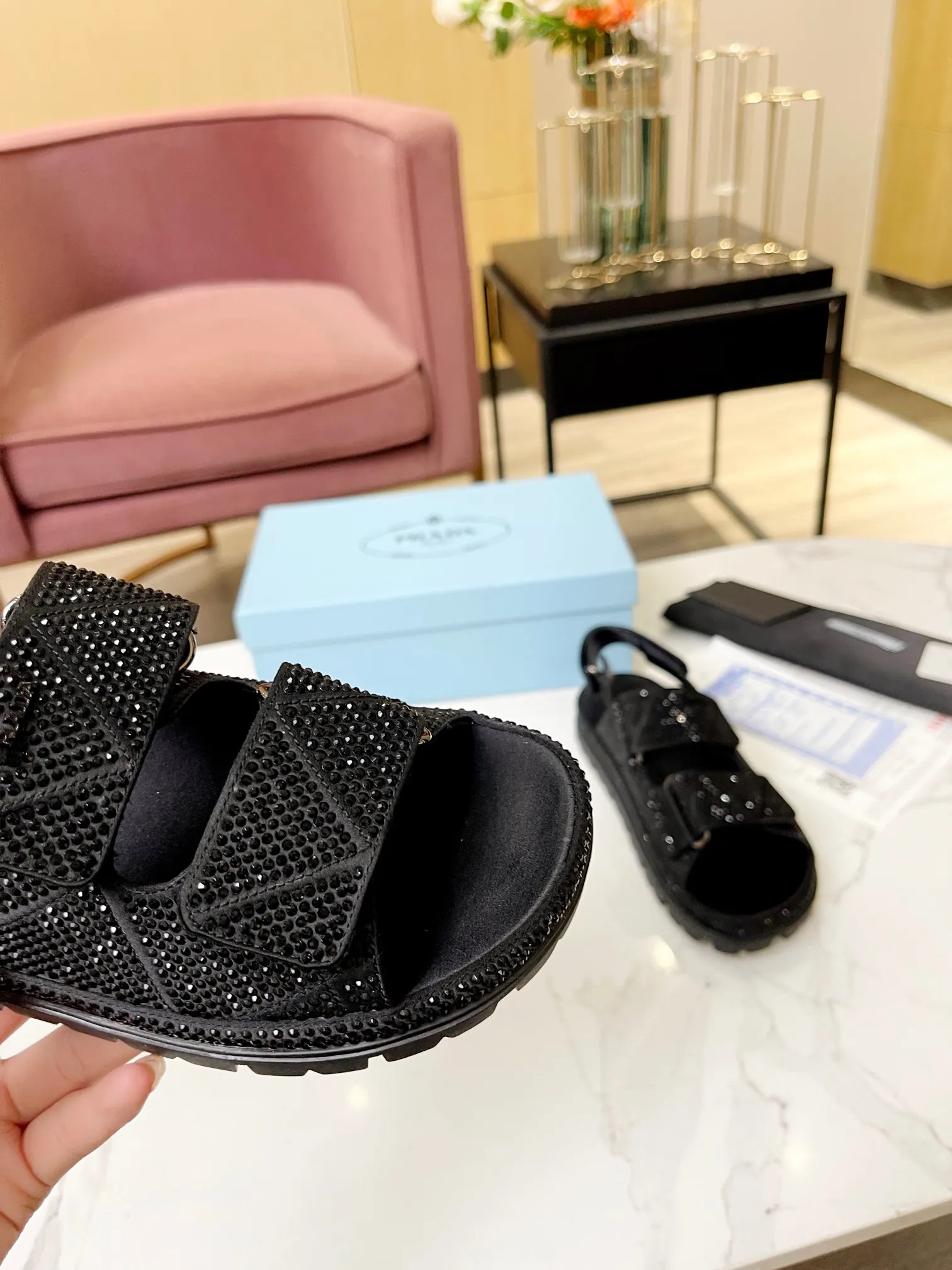 💕💕Factory direct selling price p600💕💕 𝐏𝐑𝐀𝐃𝐀 ｜𝟐𝟎𝟐3/𝐒𝐒 𝐧𝐞𝐰 High version 💯💯💯 Parda 2023/fw new series Prada triangle logo rhinestone counter [authentic grade] version‼ ️Purchase ZP customization, the highest version on the market‼ ️ The original development shoe shape is super correct ‼ ️Highest restoration shoe type ‼ ️ Very good wrapping, slimming, high-end, super comfortable ‼ ️ Upper: imported silk, lining: lambskin, customized molding with iconic logo triangle buckle, outsole: original molding + hot-drilling process + pure handmade precision production. Code number: 35-39 (40, 41, customizable and non-returnable)